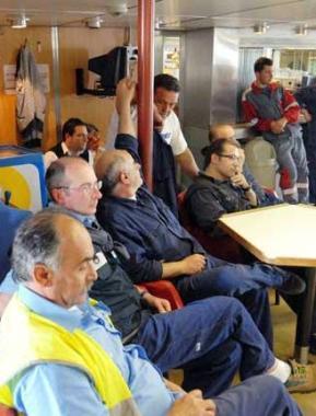 Marittimi Toremar durante unassemblea a bordo del Planasia 