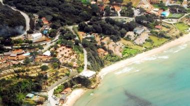 Sopra il sindaco Roberto Peria, accanto una veduta aerea della spiaggia di Scaglieri per la quale è stata emessa l’ordinanza