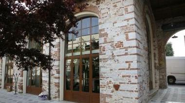 Sotto, il locale dove aprirà il nuovo bar Arte & Co. e di fianco l’elegante negozio di abbigliamento aperto nella raffinata Corte Palla