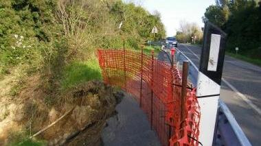 Frana alla Valle Benedetta Giù anche un tratto della strada
