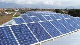 Pannelli fotovoltaici sul tetto di un edificio