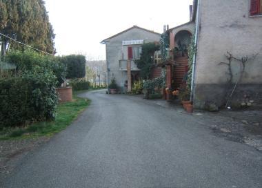 <b>LA STRADA IBRIDA </b>A destra il podere delle Macie sotto il cartello che indica la via 