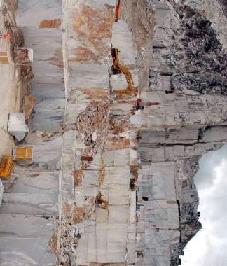 Uno scorcio di cave nel bacini marmiferi carraresi
