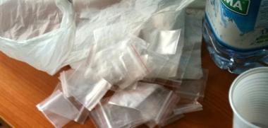 Bustine di chetamina come quelle trovate dalla polizia nel circolo
