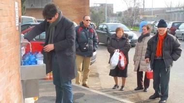 Il vicesindaco Tuci alla inaugurazione di un fontanello A sinistra cittadini in attesa di rifornirsi in via Buzzati 