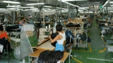 <b>IN FABBRICA.</b> Vestaglie azzurre al lavoro