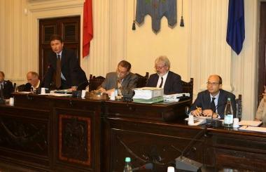 In alto: il sindaco Severi e i banchi della giunta nellestate del 2007, ai tempi del dibattito sullAd Fortunati 
