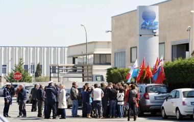 Un presidio dei lavoratori davanti ai cancelli dellAeb  