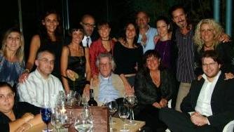 Paola Conforti (ultima a sinistra in alto) in una bella foto con il gruppo di Armunia