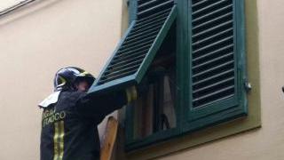 I momenti dei soccorsi al pensionato colto da malore in casa e poi morto all’ospedale; più a destra il mezzo dei vigili del fuoco bloccato in via Lotti per le auto in sosta nelle vie più strette
