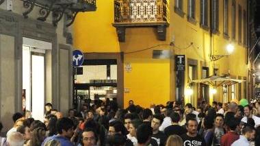 Il centro storico affollato in una delle sere dei Giovedì di luglio quando i negozi restano aperti L’iniziativa quest’anno potrebbe saltare