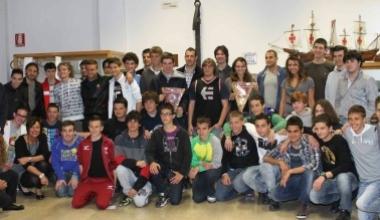 <b>A SCUOLA. </b>Gli amaranto con i ragazzi del Nautico 