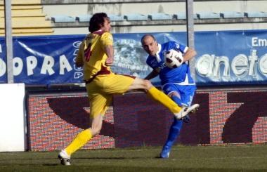 Lattaccante azzurro Claudio Coralli in azione nel corso della sfida interna contro il Cittadella 