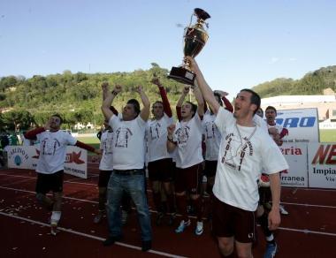 Il gruppo degli amaranto festeggia il trionfo mostrando la coppa ai tifosi che hanno affollato le tribune dello stadio Castellani 