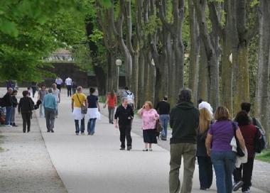 Persone a passeggio sulle Mura   