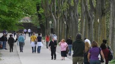 Persone a passeggio sulle Mura