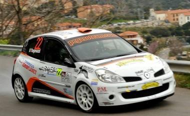 La Renault del pilota Tognozzi in gara 