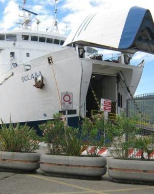 Una nave Toremar in porto 