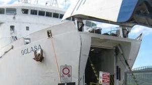 Una nave Toremar in porto