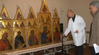 Il polittico di Simone Martini in fase di reestauro