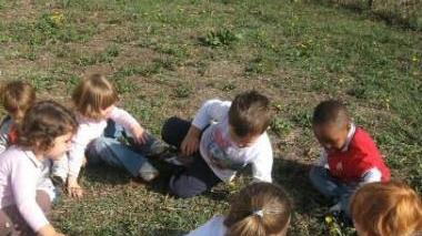 Bimbi giocano nel giardino