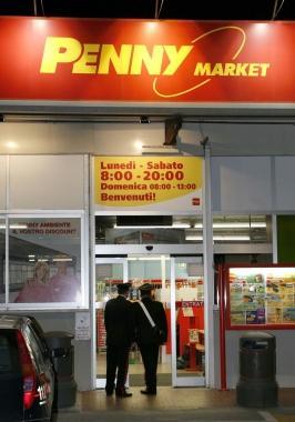 Lingresso del Penny Market poco dopo la rapina di ieri 