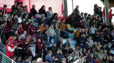 Nella foto in alto e qui sopra alcuni momenti della grande giornata vissuta dal Montelupo: dalle tribune del Castellani colme alla festa Nella foto sotto a sinistra il direttore generale amaranto Luigi Palumbo