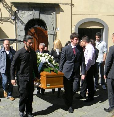 Un momento dei funerali nel Duomo di Castelnuovo 