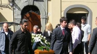 Un momento dei funerali nel Duomo di Castelnuovo 
