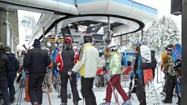 Sciatori salgono sull’ovovia per raggiungere le piste