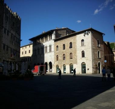 <b>STRISCE BLU IN CENTRO </b>polemica dei commercianti in centro a Massa Marittima  