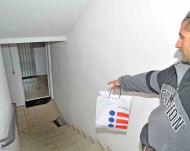 A sinistra uno scantinato perennemente allagato dai liquami. Sopra le case popolari di via delle Lame A destra il garage invaso dagli scarichi maleodoranti che fuoriescono in continuazione dalle tubature   