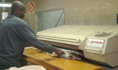 A sinistra un operaio al lavoro in una conceria del distretto; a destra il sindaco del Comune di Santa Croce Osvaldo Ciaponi   