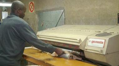 A sinistra un operaio al lavoro in una conceria del distretto; a destra il sindaco del Comune di Santa Croce Osvaldo Ciaponi
