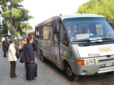 La partenza dei due autobus del Copit dalla stazione    