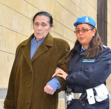 Mamma Ebe davanti al tribunale di Pistoia 