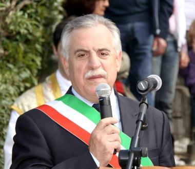 <b>SVINCOLI.</b> Il sindaco Bertola. A destra lex Sorriso 