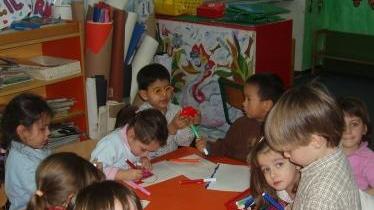 Bambini in un asilo nido (foto d’archivio)