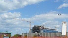 A sinistra il cantiere transennato in via dell’ Artigianato, all’incrocio con via dei Cordai