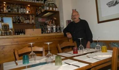 Giovanni Mori allinterno della Sosta dei Cavalieri e sotto mentre degusta un calice di vino 