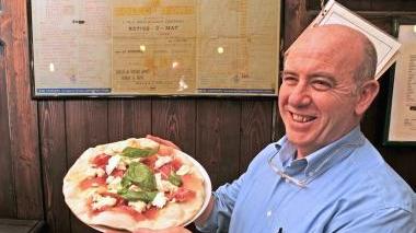 Stefano Parenti mostra una delle pizze del Pollo d’Oro A fianco il locale