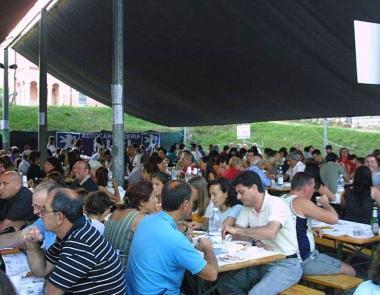 <b>A CENA.</b> Clienti ad una sagra in una foto darchivio   