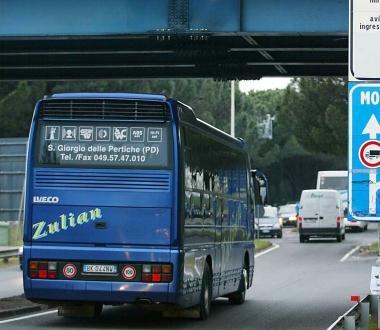 Un pullman utilizzato per una gita organizzata (Foto darchivio) 