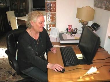 Nunzia Langella alla postazione di lavoro di casa   