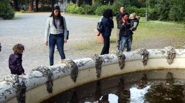 Mamme e bambini intorno alla vasca di villa Mimbelli