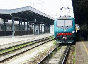 Donna si butta sotto il treno, è salva