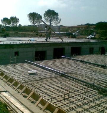 La costruzione del nuovo super scivolo da due milioni 