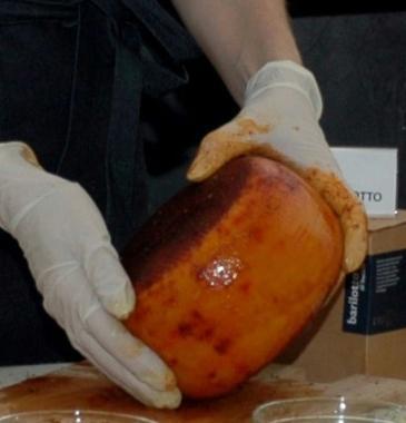 Una forma di formaggio 