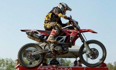 Il pilota britannico Alfie Smith in sella alla sua Aprilia 