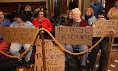 Via Tirso, protesta in consiglio